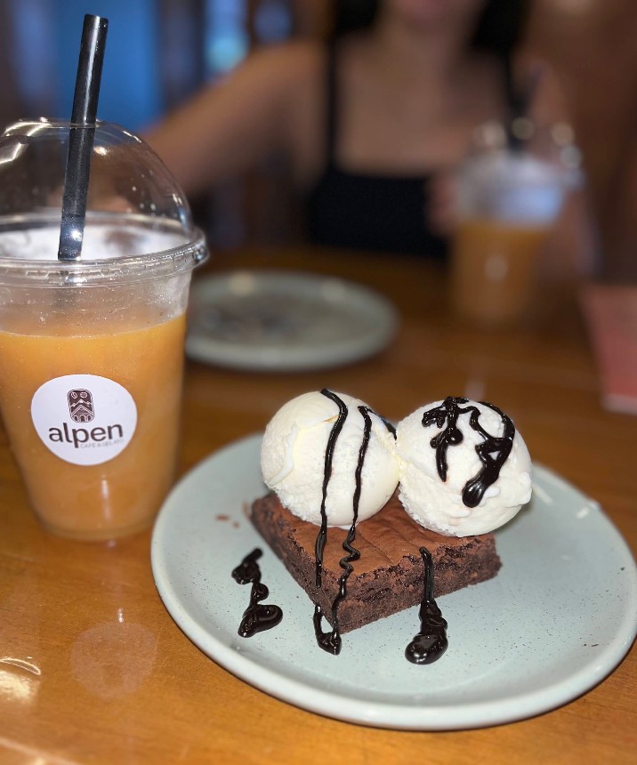 Brownie com gelato de baunilha e calda de chocolate